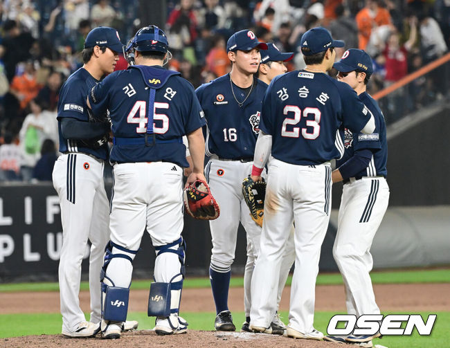 [OSEN=대전, 김성락 기자] 프로야구 두산 베어스가 강습 타구에 발목을 맞고 교체된 잭로그의 부상 악재를 극복하고 연승에 성공했다.두산은 14일 대전 한화생명볼파크에서 열린 2025 신한 SOL Bank KBO리그 한화 이글스와의 원정경기를 7-1로 승리했다.승리가 확정된 순간 두산 선수들이 기쁨을 나누고 있다. 2025.05.14 / ksl0919@osen.co.kr