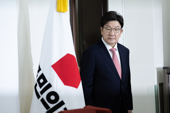 권성동 국민의힘 원내대표가 14일 오전 서울 여의도 국회에서 열린 원내대표 주재 법제사법위원회 긴급회의에 참석하고 있다. 뉴스1