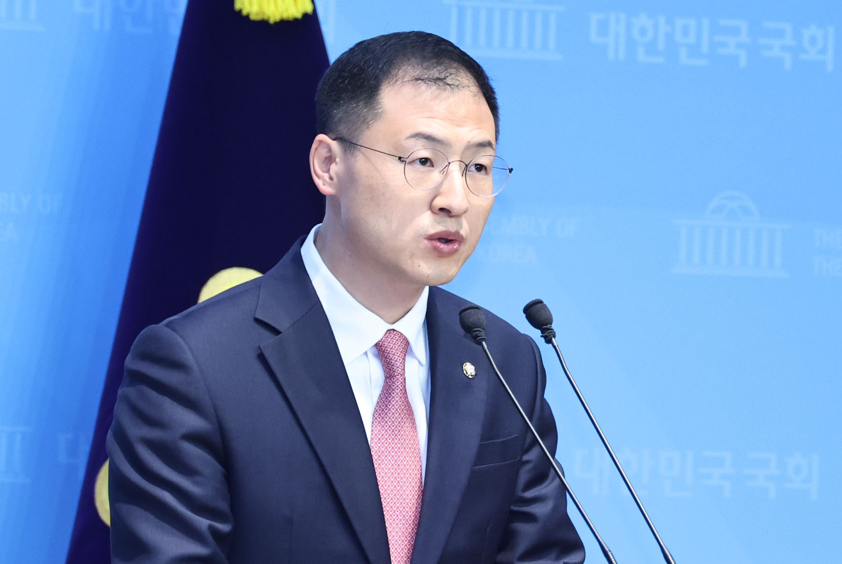 김상욱 무소속 의원이 15일 국회 소통관에서 이재명 더불어민주당 대선후보를 지지하는 기자회견을 하고 있다. 임현동 기자