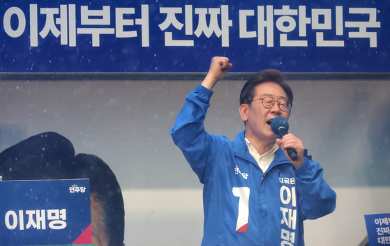 이재명 더불어민주당 대선후보가 15일 전남 순천시 연향동 패션의 거리에서 유권자들을 향해 지지를 호소하고 있다. 김성룡 기자