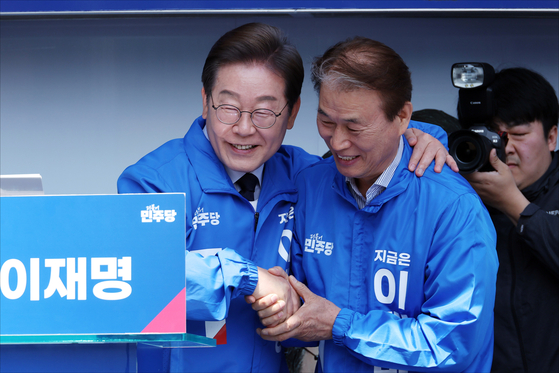 이재명 더불어민주당 대선 후보가 13일 경북 구미시 구미역 앞 광장에서 열린 선거유세에서 권오을 국민대통합위원장과 악수를 하고 있다. 김성룡 기자