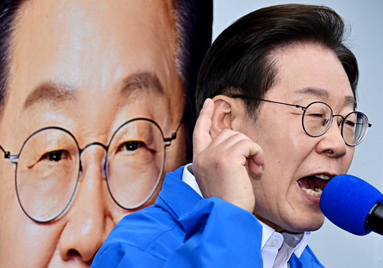 이재명 더불어민주당 대선후보가 14일 오후 경남 창원시 성산구 상남분수광장에서 열린 집중유세에 참석해 연설을 하고 있다. 김성룡 기자