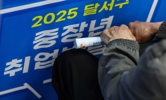 지난 4월 대구 달서구청 대강당에서 열린 2025 달서구 중장년 취업박람회를 찾은 구직자가 현장 면접을 보고 있다. 연합뉴스