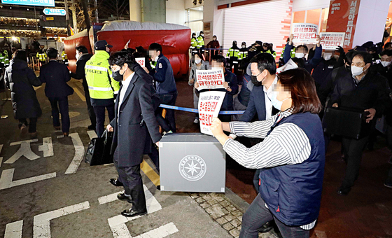 지난 2023년 1월 '간첩단 의혹'과 관련해 압수수색을 마친 국가정보원 관계자들이 서울 정동 민주노총에서 압수물품을 들고 나오고 있다. 뉴시스