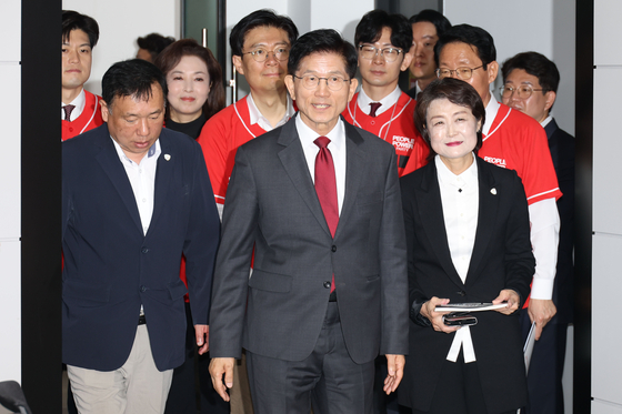 김문수 국민의힘 대통령 후보가 15일 오전 서울 여의도 중앙당사에서 열린 대한민국교원조합 제12대 대선 정책제안서 전달식에 참석하고 있다. 뉴스1