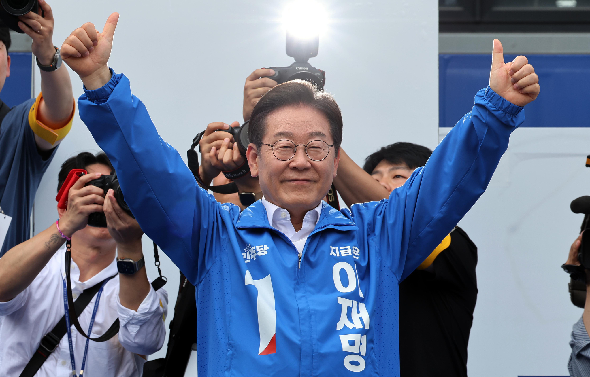 이재명 더불어민주당 대선후보가 14일 창원시 상산구 상남분수광장에서 열린 집중 유세에서 지지를 호소하고 있다. 김성룡 기자