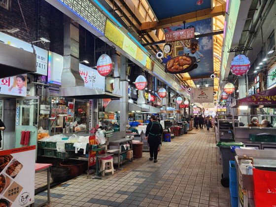 지난달 1일 안동구시장 찜닭거리에 손님 발길이 뚝 끊겨 한산하다. 김정석 기자