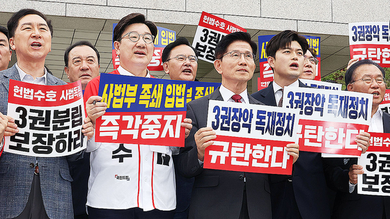 김문수 국민의힘 대선 후보와 김용태, 권성동 공동선거대책위원장 등이 15일 오후 서울 서초동 대법원 앞에서 열린 사법부수호 및 더불어민주당 규탄대회에서 구호를 외치고 있다. 뉴스1