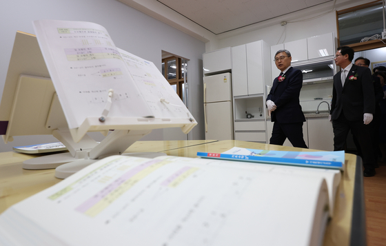 정근식 서울시교육감이 지난 2월 27일 서울 한 초등학교 남부학습진단성장센터에서 열린 개소식을 마치고 시설을 둘러보고 있다. 연합뉴스