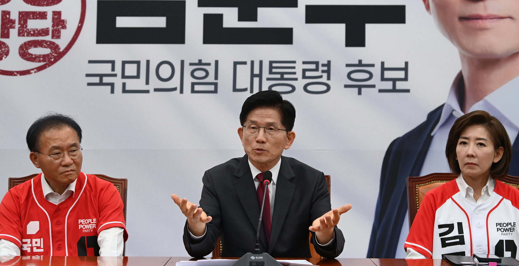 김문수 국민의힘 대선후보가 15일 오전 서울 여의도 국회에서 긴급 기자회견을 하고 있다. 임현동 기자