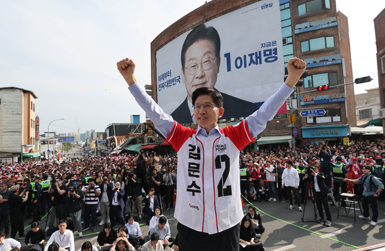 김문수 국민의힘 대선 후보가 14일 오후 경남 밀양시 중앙로에서 열린 선거유세에서 손을 들어 인사하고 있다. 임현동 기자