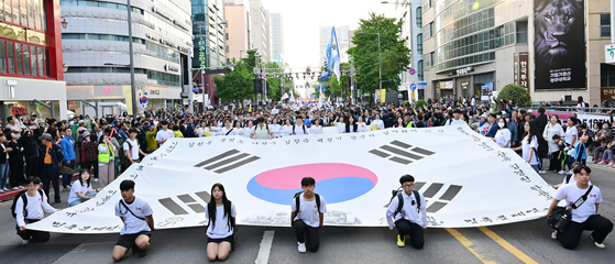 지난해 5월 17일 오후 광주 동구 금남로에서 5·18 민주화운동 44주년 전야제 민주평화 대행진이 열리고 있다. 연합뉴스