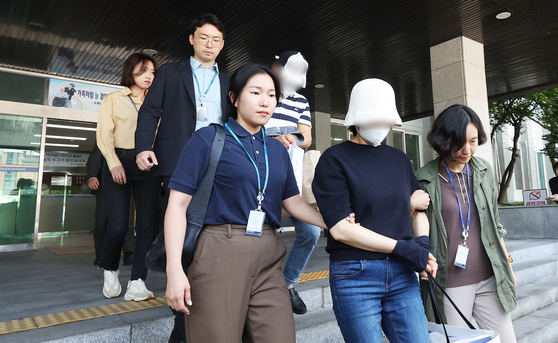 경기 화성 동탄신도시에서 오피스텔 전세 사기를 친 혐의로 경찰 수사를 받아온 임대인과 중개사들이 2023년 6월 9일 오전 경기도 수원남부경찰서에서 검찰로 송치되고 있다. 연합뉴스