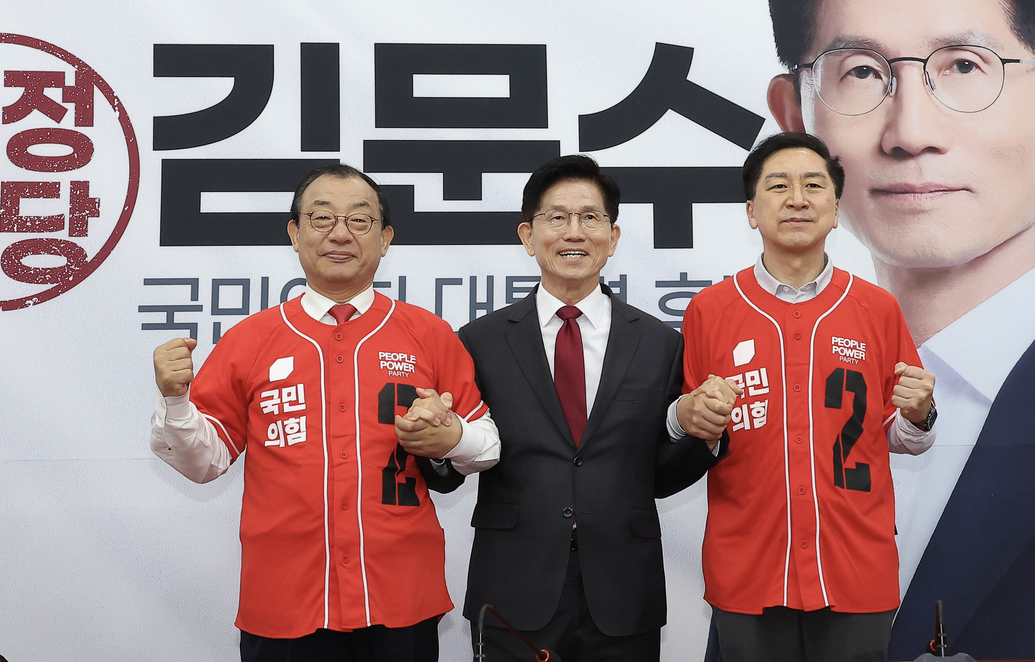 김문수 국민의힘 대선 후보가 이정현(왼쪽), 김기현 공동선대위원장과 기념촬영을 하고 있다. 임현동 기자
