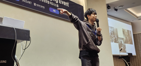 지난 1일 저녁 서울 역삼동 삼정호텔에서 열린 서울대 학생창업 행사 'SNUSV AZIT Bridging Event'에서 스타트업 레브잇의 강재윤 대표가 그간의 경험을 강연으로 풀고 있다. 최준호 기자