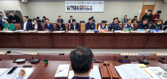 최저임금위원회 류기섭 한국노총 사무총장을 비롯한 근로자위원들(오른쪽)과 류기정 한국경영자총협회 전무를 비롯한 사용자위원들(왼쪽)이 지난 4월 22일 정부세종청사에서 열린 내년도 최저임금 수준을 결정하기 위한 최저임금위원회 1차 전원회의에서 나란히 자리하고 있다. 연합뉴스