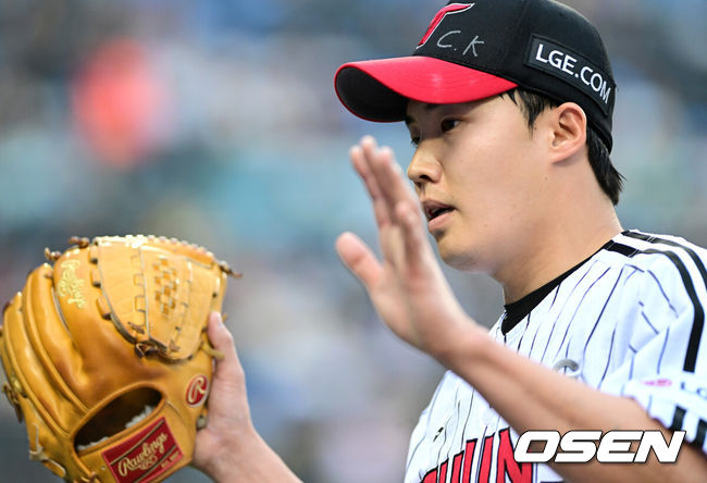 [OSEN=잠실, 최규한 기자] 15일 서울 잠실야구장에서 ‘2025 신한 SOL Bank KBO리그’ LG 트윈스와 키움 히어로즈의 경기가 열렸다.이날 홈팀 LG는 임찬규, 방문팀 키움은 하영민을 선발투수로 내세웠다.3회초 키움 공격을 무실점으로 막아낸 LG 선발 임찬규가 더그아웃으로 향하며 동료들과 인사를 나누고 있다. 2025..05.15 / dreamer@osen.co.kr