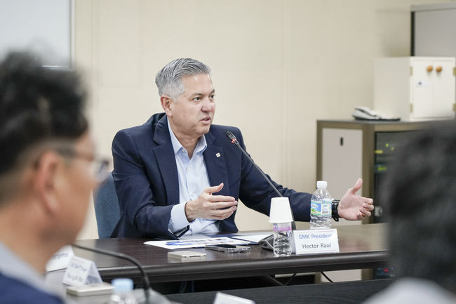 GM한국사업장창원공장임직원들과간담회를 하고 있는 헥터비자레알(Hector Villarreal)사장.