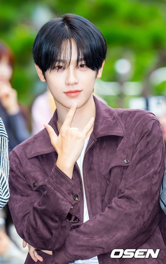 [OSEN=민경훈 기자] 18일 오전 서울 영등포구 여의도동 KBS 신관에서 KBS 2TV ‘뮤직뱅크’ 리허설이 진행됐다.뮤직뱅크는 KBS2TV 매주 금요일 오후 문상민과 민주의 진행으로 방송된다.이펙스 금동현이 포토타임을 하고 있다. 2024.10.18 / rumi@osen.co.kr
