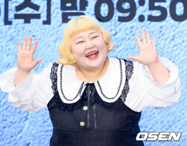 [OSEN=이대선 기자] 29일 오후 서울 구로구 더세인트에서 KBS 2TV 새 수목드라마 ‘24시 헬스클럽’ 제작발표회가 열렸다.‘24시 헬스클럽’은 근성이 넘치는 헬치광이 관장 도현중이 근심이 과다한 헬린이 회원들의 인생을 파격 교정하며 펼쳐지는 두근두근 근(筋)성장 코맨스(코믹 로맨스)다.개그우먼 홍윤화가 포토타임을 가지고 있다. 2025.04.29 /sunday@osen.co.kr