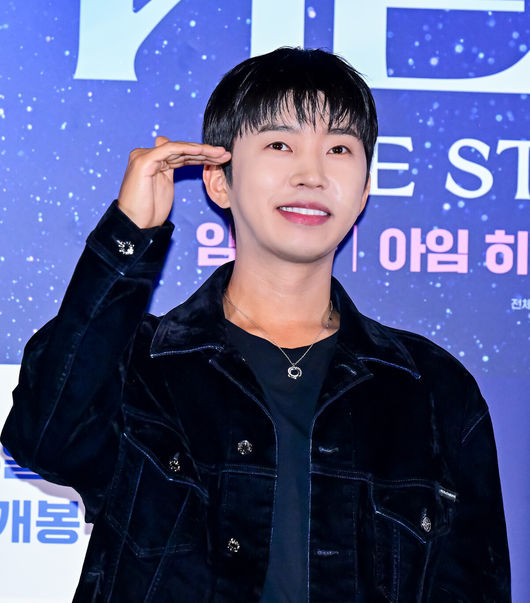 [OSEN=지형준 기자] 22일 오후 서울 CGV 용산 아이파크몰에서 영화 '임영웅 아임 히어로 더 스타디움' 언론시사회 및 무대인사가 열렸다.‘임영웅│아임히어로더스타디움’은지난5월약10만명의영웅시대와서울월드컵경기장을하늘빛으로가득채운임영웅의첫스타디움입성기를다룬영화로,공연실황과함께비하인드가그려진다.임영웅이 포토타임을 하고 있다. 2024.08.22 / jpnews@osen.co.kr