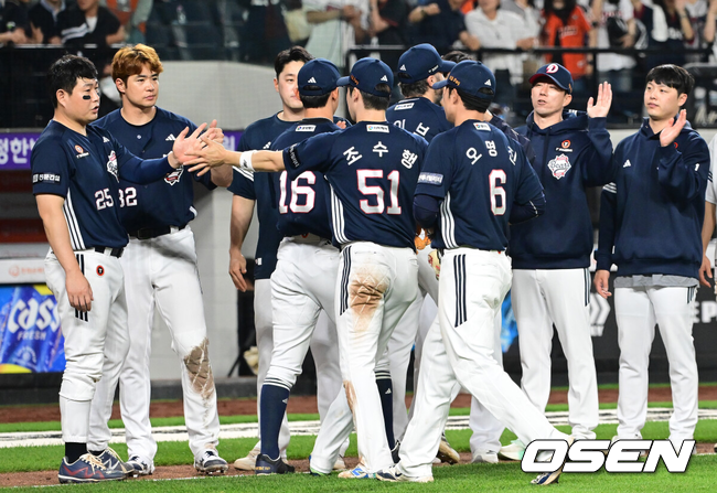 [OSEN=대전, 김성락 기자] 프로야구 두산 베어스가 강습 타구에 발목을 맞고 교체된 잭로그의 부상 악재를 극복하고 연승에 성공했다. 두산은 14일 대전 한화생명볼파크에서 열린 2025 신한 SOL Bank KBO리그 한화 이글스와의 원정경기를 7-1로 승리했다. 승리가 확정된 순간 두산 선수들이 기쁨을 나누고 있다. 2025.05.14 / ksl0919@osen.co.kr