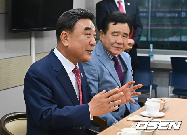 [OSEN=울산, 이석우 기자] 16일 울산 문수야구장에서 열릴 예정이던 2025 신한 SOL 뱅크 KBO 리그 NC 다이노스와 키움 히어로즈의 경기가 비로 취소됐다. NC 다이노스의 대체홈인 울산 문수야구장에서의 첫 경기는 내일 더블헤더로 열리게 됐다.김두겸 울산 시장이 허구연 KBO 총재와 이진만 NC 다이노스 대표와 울산 문수야구장에서 감사 티타임을 갖고 있다. 2025.05.16 / foto0307@osen.co.kr