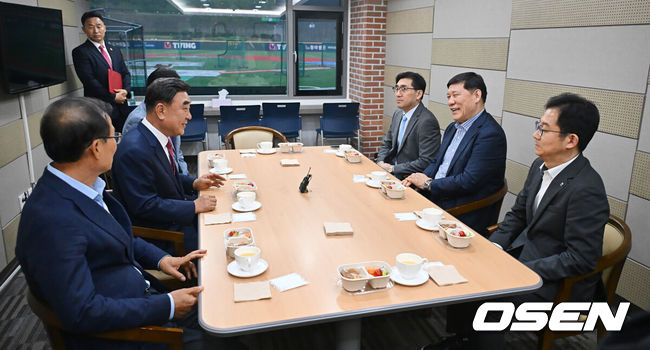 [OSEN=울산, 이석우 기자] 16일 울산 문수야구장에서 열릴 예정이던 2025 신한 SOL 뱅크 KBO 리그 NC 다이노스와 키움 히어로즈의 경기가 비로 취소됐다. NC 다이노스의 대체홈인 울산 문수야구장에서의 첫 경기는 내일 더블헤더로 열리게 됐다.허구연 KBO 총재(오른쪽 가운데)와 이진만 NC 다이노스 대표가 울산 문수야구장에서 김두겸 울산 시장(왼쪽 가운데)과 함께 감사 티타임을 갖고 있다. 2025.05.16 / foto0307@osen.co.kr