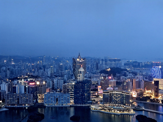 338m 높이 마카오 타워에서 본 도심의 야경. 마카오 반도의 중심부가 훤히 내려다보인다.