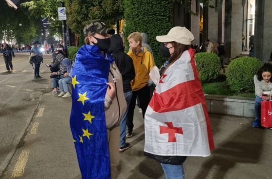 지난 4일 티빌리시 중심 시위에 참여하는 조지아 시민들이 조지아 국기와 EU 깃발을 두루고 있다. 안착히 기자