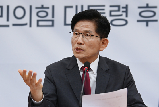 김문수 국민의힘 대선후보가 15일 오전 서울 여의도 국회에서 긴급 기자회견을 하고 있다. 임현동 기자