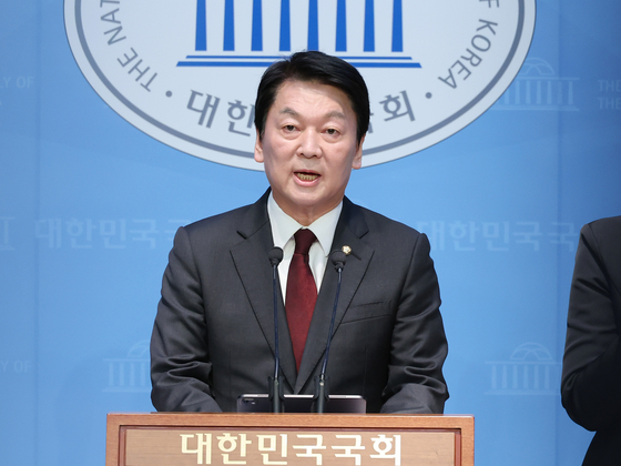 안철수 국민의힘 의원이 15일 서울 여의도 국회 소통관에서 기자 회견을 하고 있다. 연합뉴스