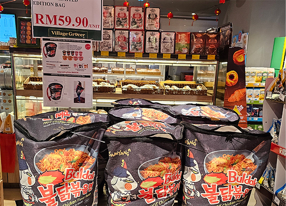 삼양식품의 '불닭볶음면'이 말레이시아 쿠알라룸푸르의 한 마트에 진열돼있는 모습. 쿠알라룸푸르=김도년 기자