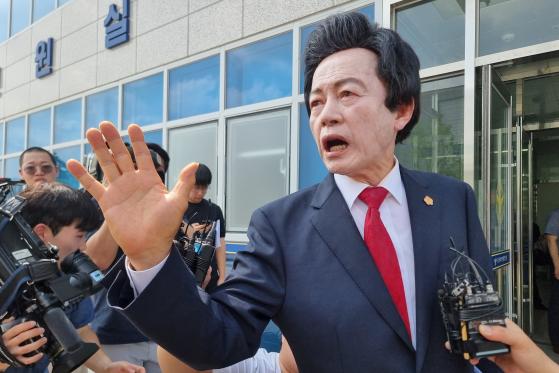 본인이 운영하는 종교시설 '하늘궁'의 여성 신도들로부터 성추행 혐의로 고소당한 허경영 국가혁명당 명예대표가 지난해 7월 19일 경기북부경찰청에서 입장을 발표 후 취재진의 질문에 답하고 있다. 연합뉴스