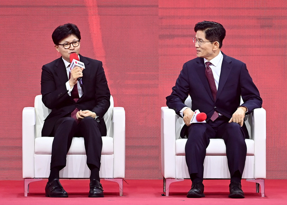 한동훈 국민의힘 전 대표(왼쪽)와 김문수 당 대선후보. 임현동 기자