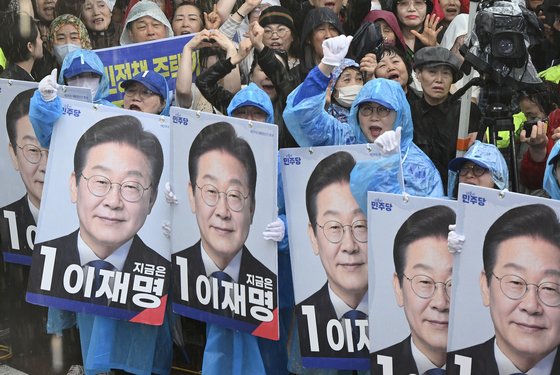 15일 전남 순천시 연향동 패션의 거리에서 이재명 더불어민주당 대선후보의 포스터를 든 선거운동원들이 지지를 호소하고 있다. 김성룡 기자