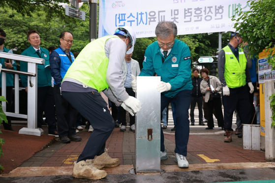 장인홍 구로구청장이 15일 풍수해 현장훈련 및 교육에서 차수판을 직접 설치해보고 있다. [사진 구로구]