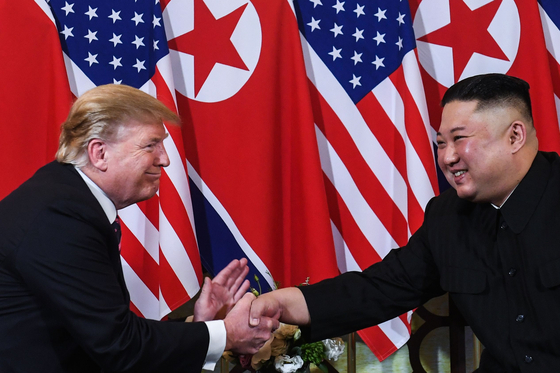2019년 2월 도널드 트럼프 미국 대통령과 김정은 북한 국무위원장이 베트남 하노이 소피텔 호텔에서 만나 악수를 나누고 있다. AFP=연합뉴스