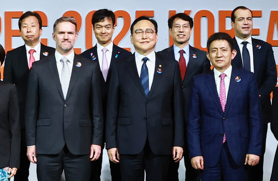 15일 제주국제컨벤션센터에서 열린 APEC 통상장관회의 개회식에서 정인교 산업통상자원부 통상교섭본부장(앞줄 가운데)이 제이미슨 그리어 미국무역대표부(USTR) 대표(앞줄 왼쪽), 리청강 중국 상무부 국제무역담판대표 겸 부부장(앞줄 오른쪽) 등과 기념촬영을 하고 있다. [사진 산업부]
