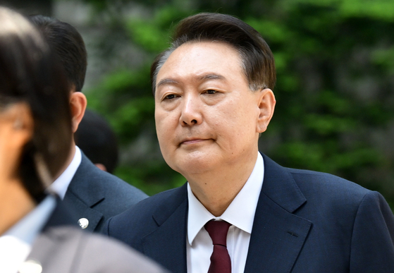 윤석열 전 대통령이 지난 12일 서울 서초구 중앙지방법원에서 열린 내란 우두머리 혐의, 직권남용 권리행사방해 혐의 사건 3차 공판에 출석하고 있다. 사진공동취재단