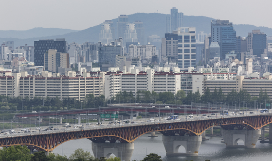 지난달 서울 등 수도권 아파트 시장 거래량은 주춤했으나 서울 강남구, 경기 과천시 등 고가 단지 밀집지역에서는 선택적 매수세 유입으로 높은 신고가 거래 비중이 나타났다. 연합뉴스