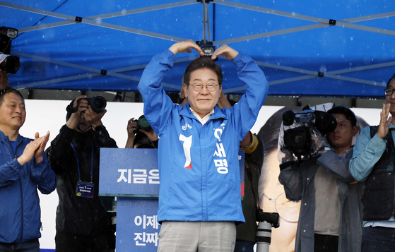 이재명 더불어민주당 대선후보가 15일 전남 여수시 이순신 광장 유세에서 지지자들에게 인사하고 있다. 김성룡 기자