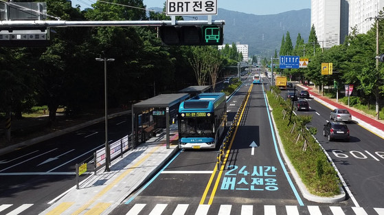 지난해 5월 전국 최초로 경남 창원에 설치된 S-BRT(고급형 간선급행버스체계) 구간의 버스 전용 차로 위를 시내버스가 달리고 있다. 사진 창원시