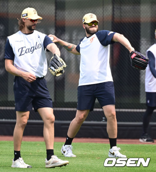 [OSEN=대전, 김성락 기자] 한화 라이언 와이스, 코디 폰세가 몸을 풀고 있다. 2025.05.14 / ksl0919@osen.co.kr