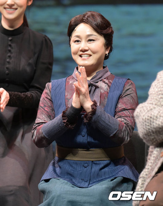 [OSEN=조은정 기자] 20일 오후 서울 광진구 유니버설 아트센터에서 연극 ‘갈매기’ 프레스콜이 열렸다.배우 이경실이 기자간담회에 참석하고 있다. 2022.12.20 /cej@osen.co.kr