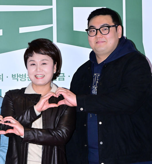 [OSEN=지형준 기자] 31일 오후 서울 잠실 롯데시네마 월드타워에서 영화 ‘로비’ VIP 시사회 포토월 행사가 열렸다.‘로비'는 연구밖에 모르던 스타트업 대표 창욱(하정우)이 4조 원의 국책사업을 따내기 위해 인생 첫로비골프를 시작하는 이야기. 오는 4월 2일 개봉.이경실, 손보승이 포토타임을 하고 있다. 2025.03.31 / jpnews@osen.co.kr