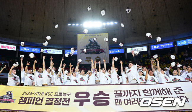 [OSEN=잠실학생체, 최규한 기자] 창원 LG가 창단 첫 우승의 영광을 쏘아 올렸다.창원 LG는 17일 서울잠실학생체육관에서 열린 2024-2025 KCC 프로농구 챔피언결정전 7차전서 서울 SK에 62-58로 승리했다.이날 승리로 LG는 지난 1997-1998 KBL 참가 후 창단 처음으로 챔피언결정전 정상에 올랐다.챔피언 결정전 우승을 거머쥔 LG 조상현 감독을 비롯한 코칭스태프와 선수들이 모자를 던지며 기뻐하고 있다. 2025.05.17 / dreamer@osen.co.kr