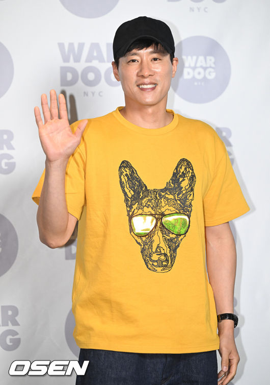 [OSEN=조은정 기자]28일 오후 서울 강남구 한 쇼룸에서 브랜드 론칭 기념 포토월 행사가 열렸다.전 농구선수 우지원이 포즈를 취하고 있다. 2022.04.28 /cej@osen.co.kr