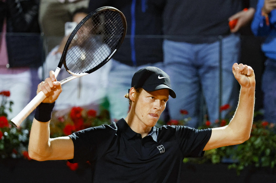 ATP 투어 BNL 이탈리아 인터내셔널 결승 진출 직후 환호하는 테니스 남자 단식 세계랭킹 1위 얀니크 신네르. EPA=연합뉴스