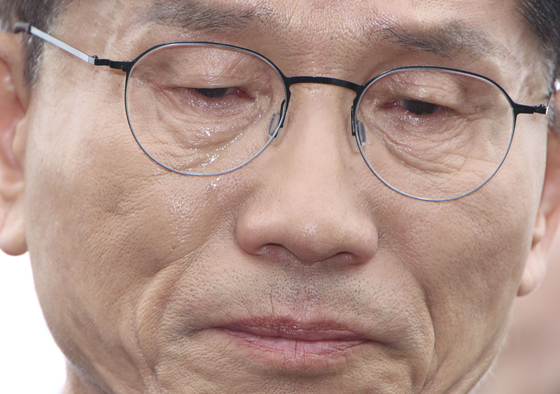 김문수 국민의힘 대선 후보가 17일 오전 광주광역시 북구 국립5·18민주묘지 찾아 참배하고 있다. 김성룡 기자
